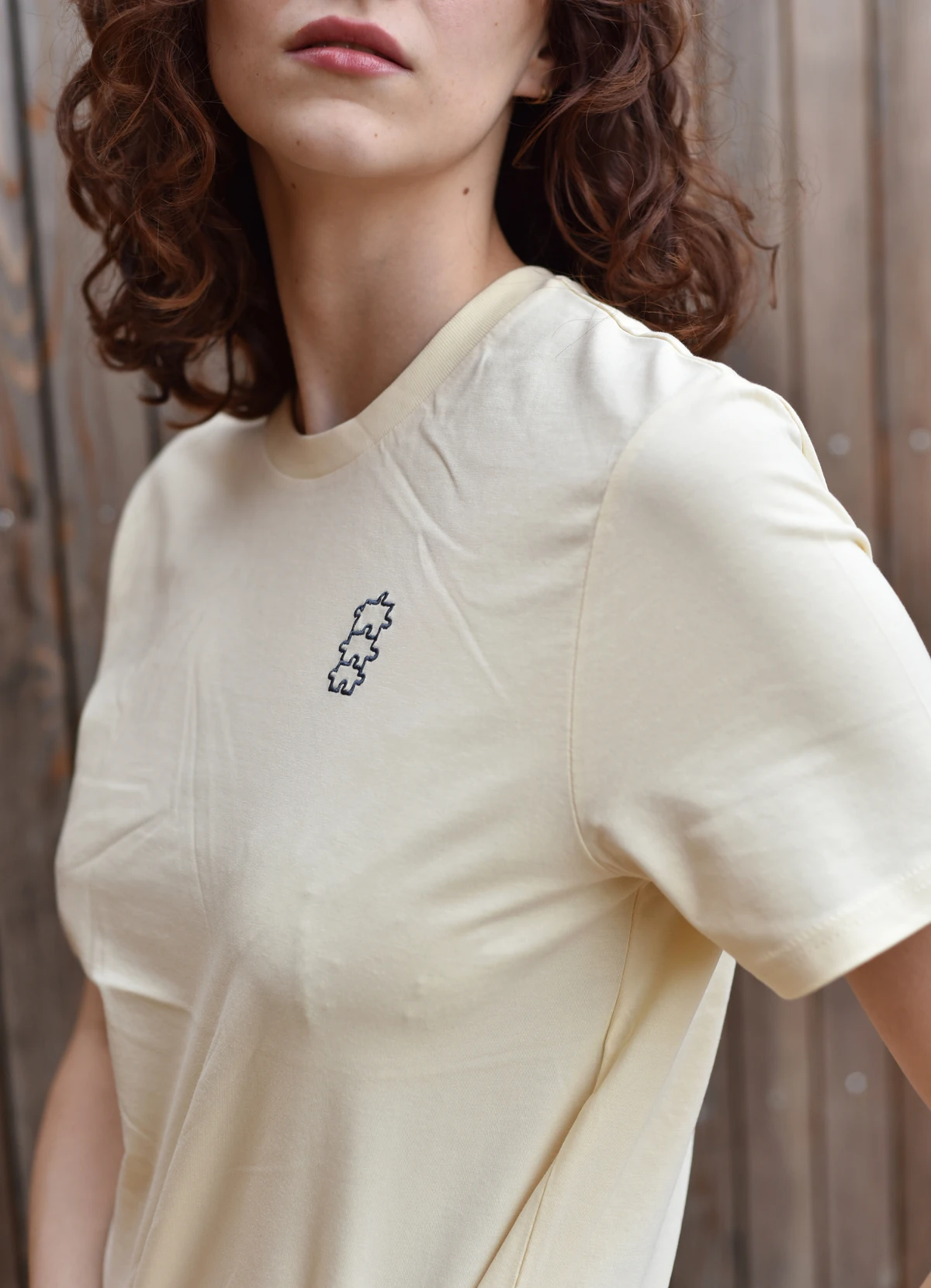 Světlé tričko Život s Béďou s jemnou výšivkou